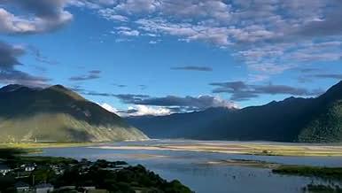 西藏美丽湖泊美景航拍视频的预览图